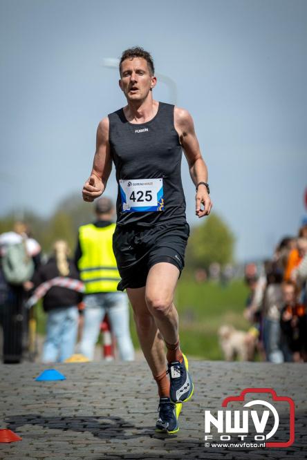 Volle terrassen, bruisende kleedjesmarkt en sportieve Wallenloop: Elburg leeft tijdens koningsdag! - &copy; NWVFoto.nl